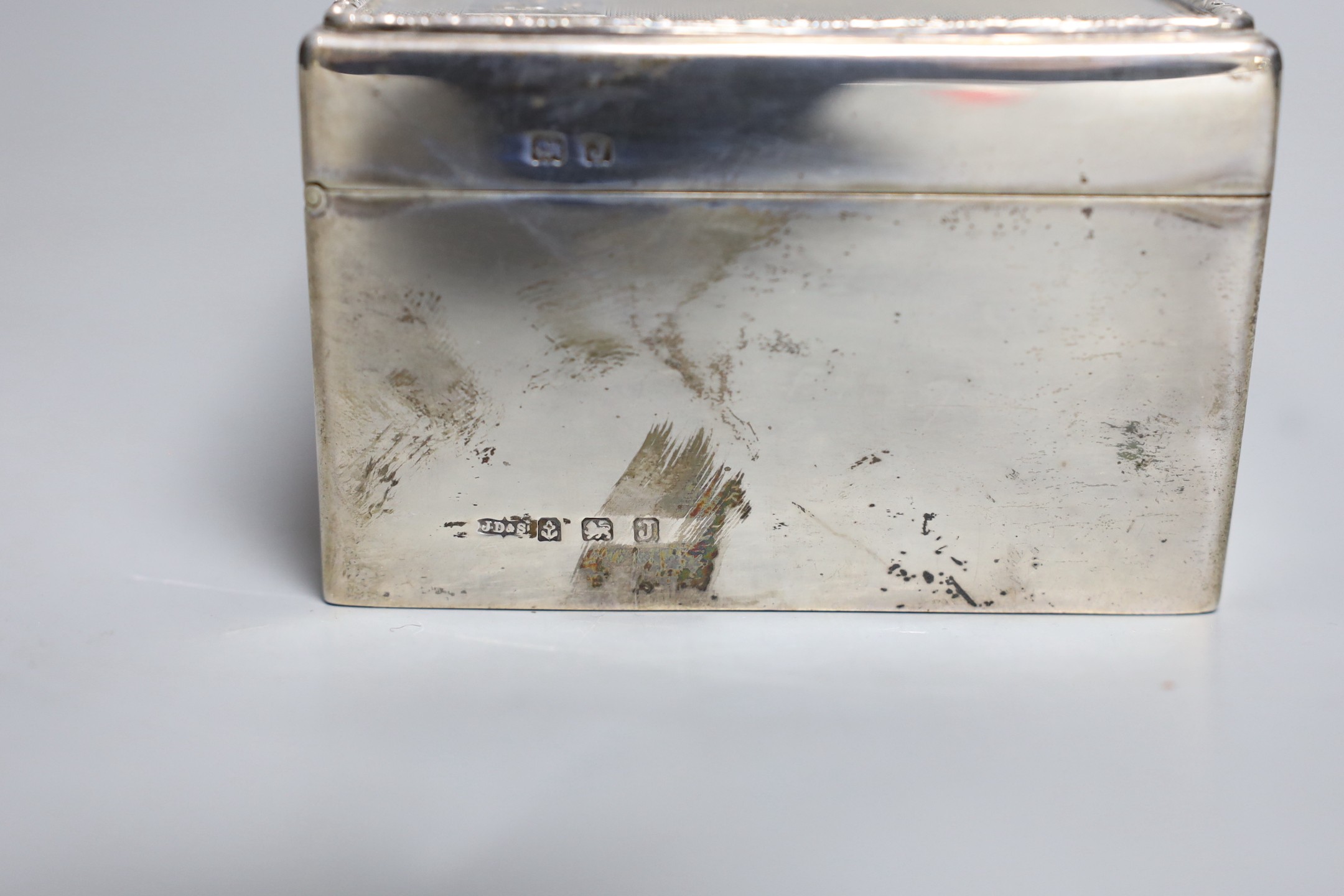A George V engine turned rectangular silver mounted cigarette box, Birmingham, 1933, 17.8cm.